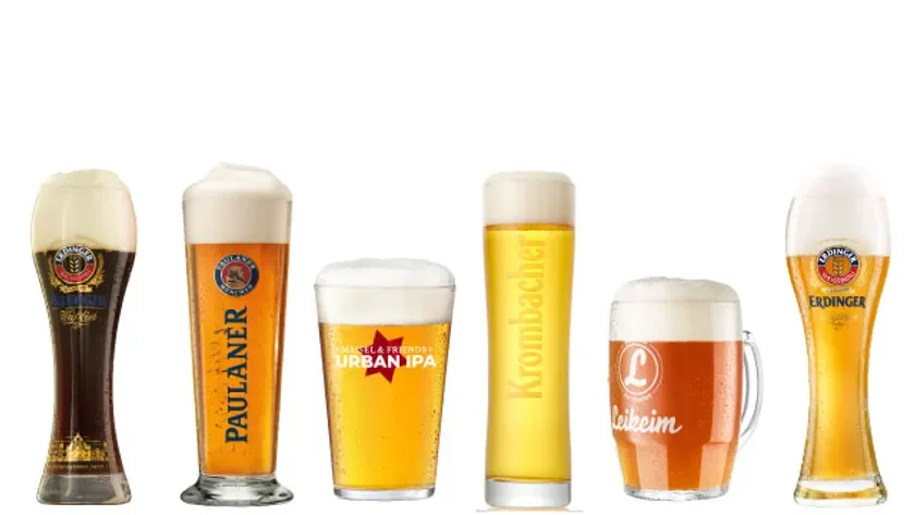 様々なドイツビールがグラスに注がれて並ぶ様子