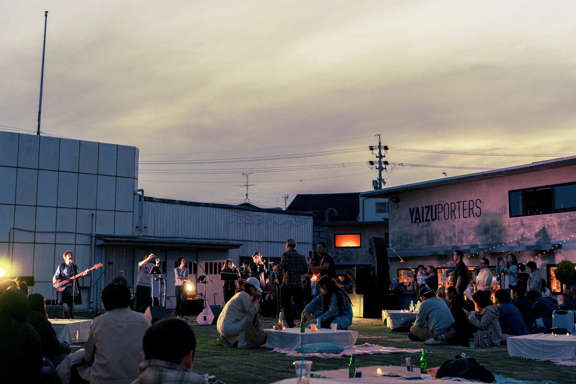 ライブ音楽を楽しむ人々