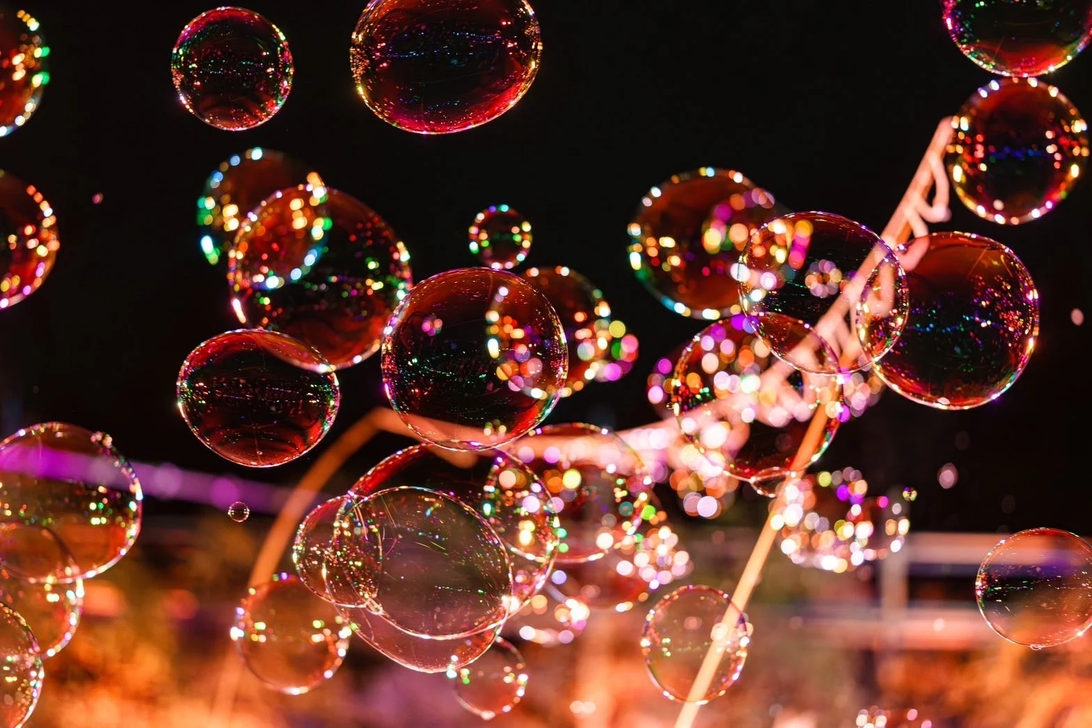 カラフルな光を反射するシャボン玉