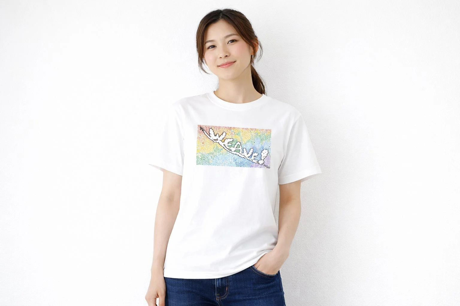 Tシャツを着用したモデル