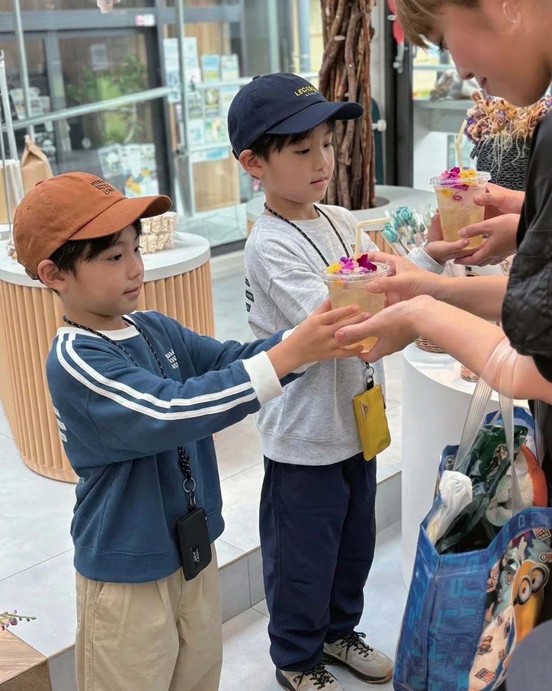 ドリンクを受け取る男の子たち