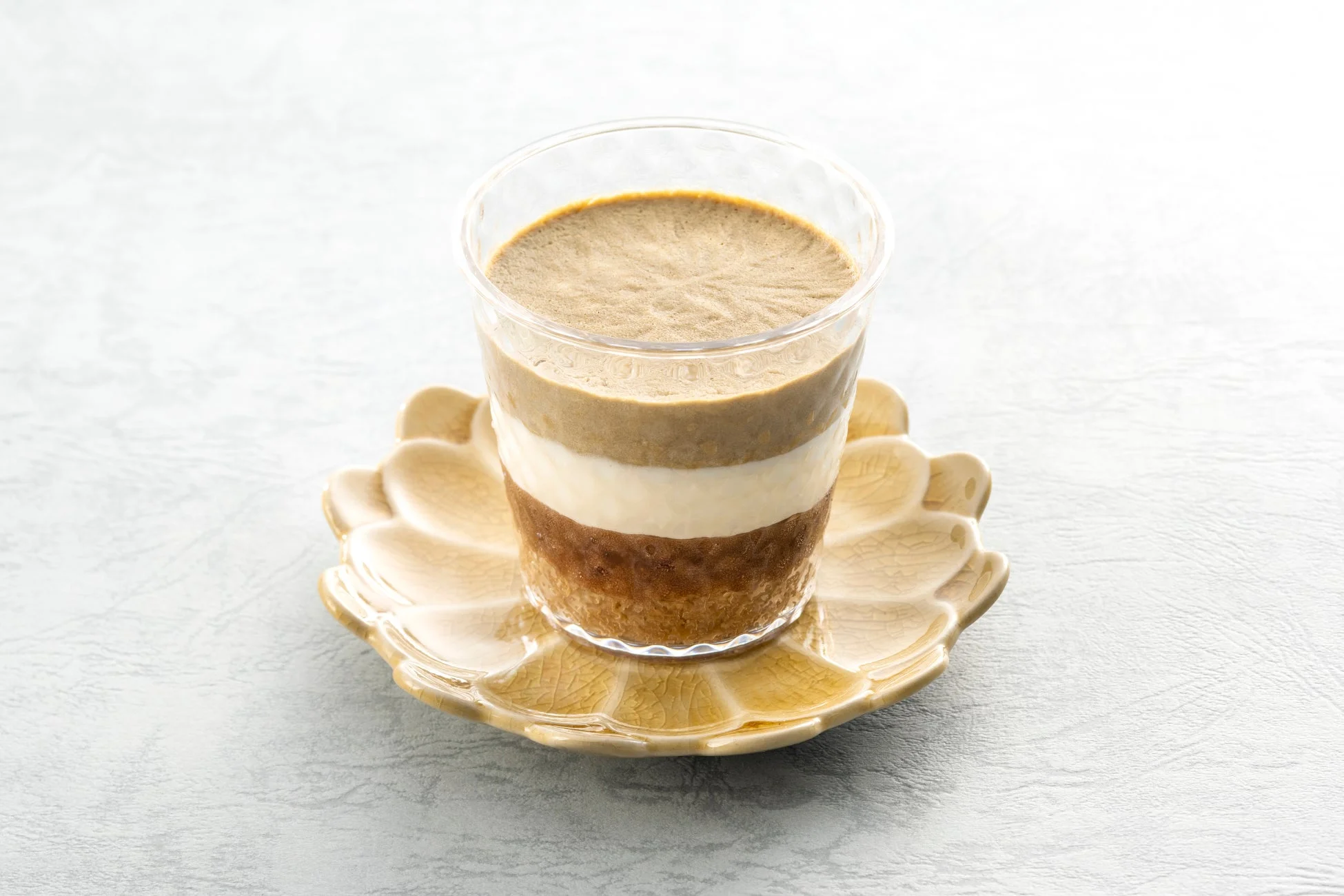 コーヒーふくませたスポンジにつぶあん、ほうじ茶香るチーズクリーム、レーズン