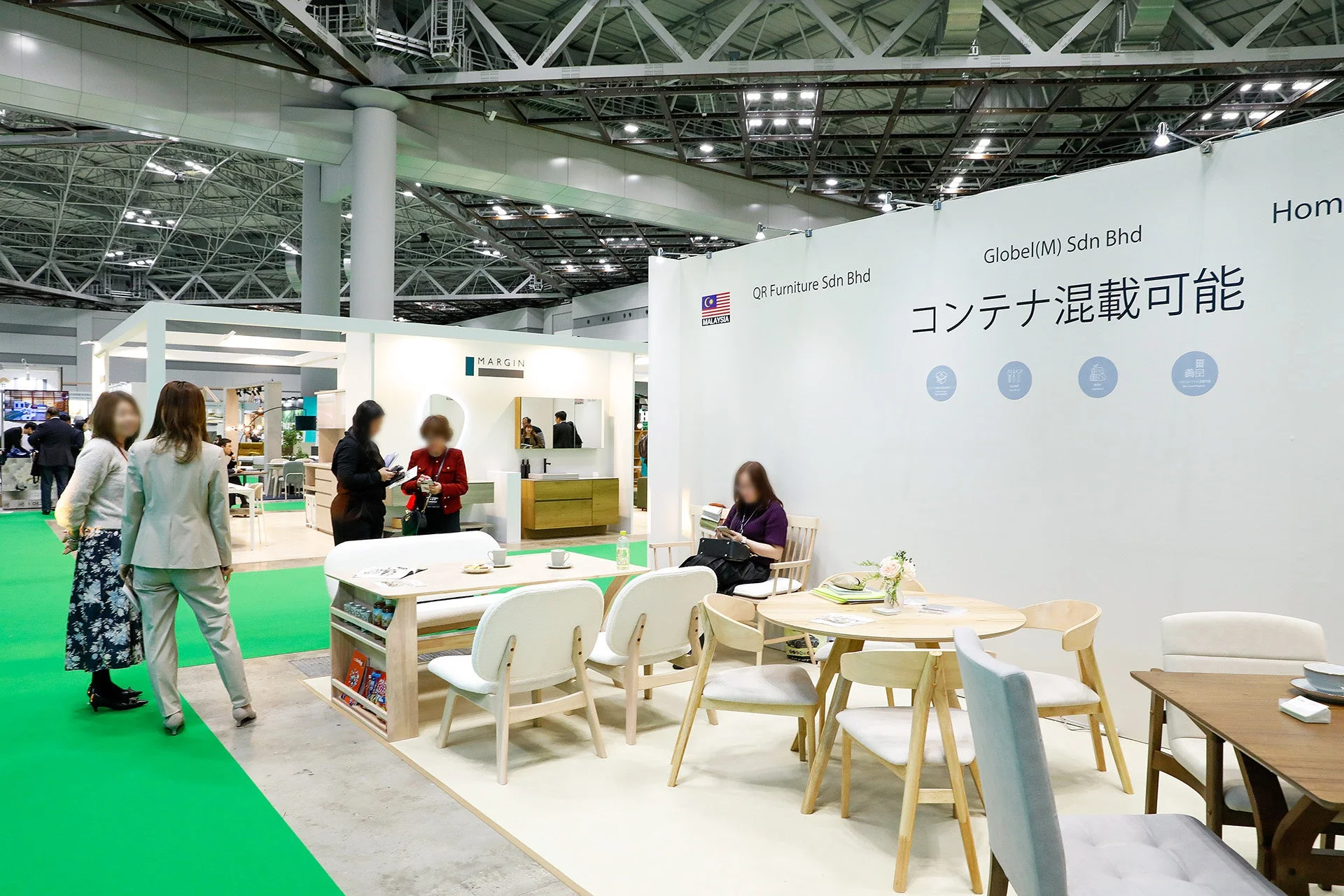 木製ダイニングセットのブース