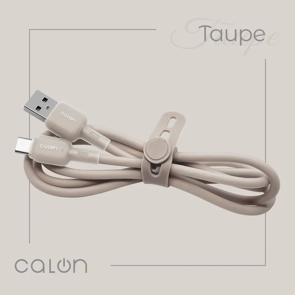 タウペ色のUSB-C to USB-Aケーブルがケーブルタイでまとめられ、上品な背景に置かれています。ブランド名「calon」と色名「Taupe」が表示されています。