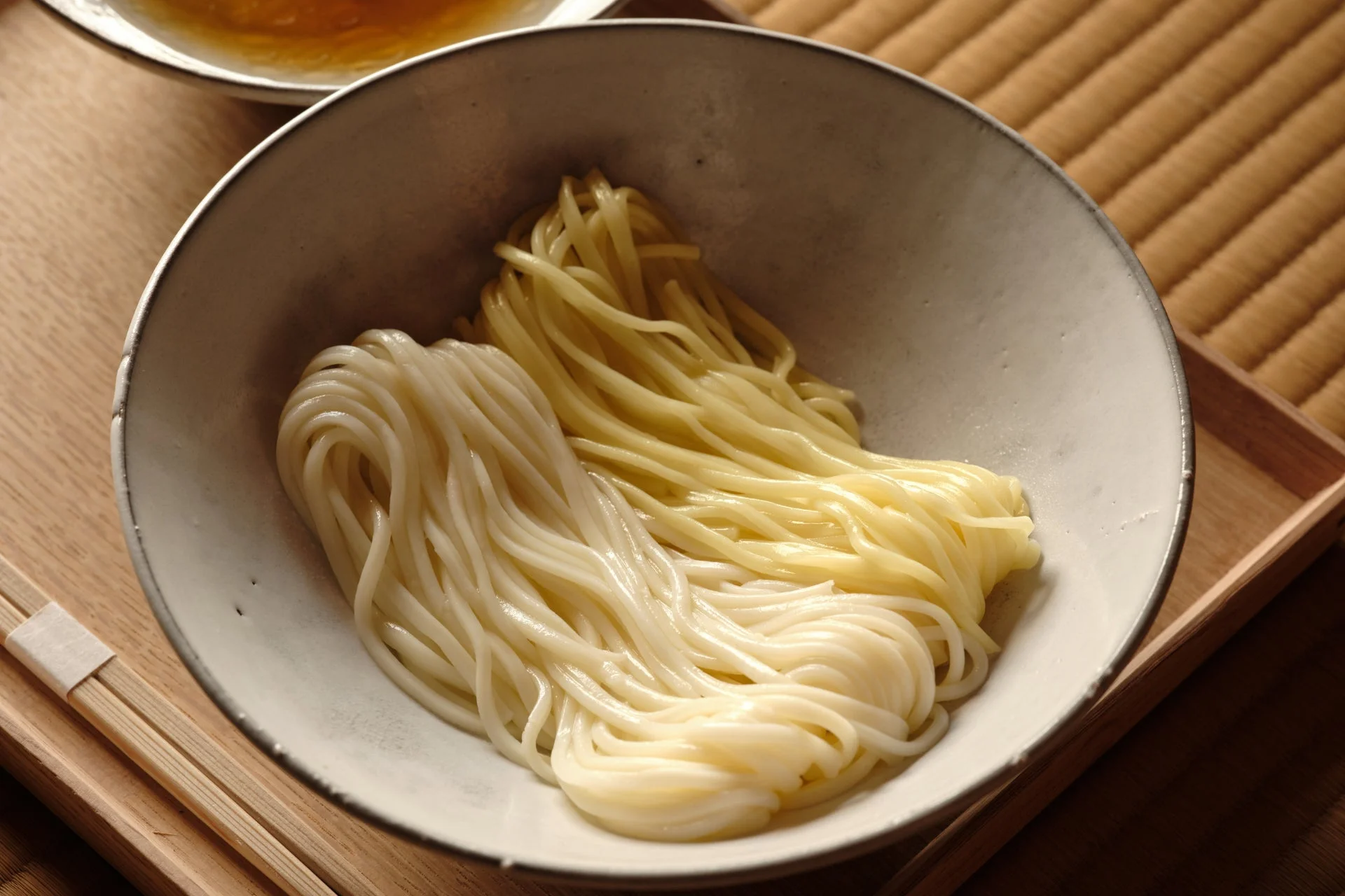 白い麺と黄色い麺の比較