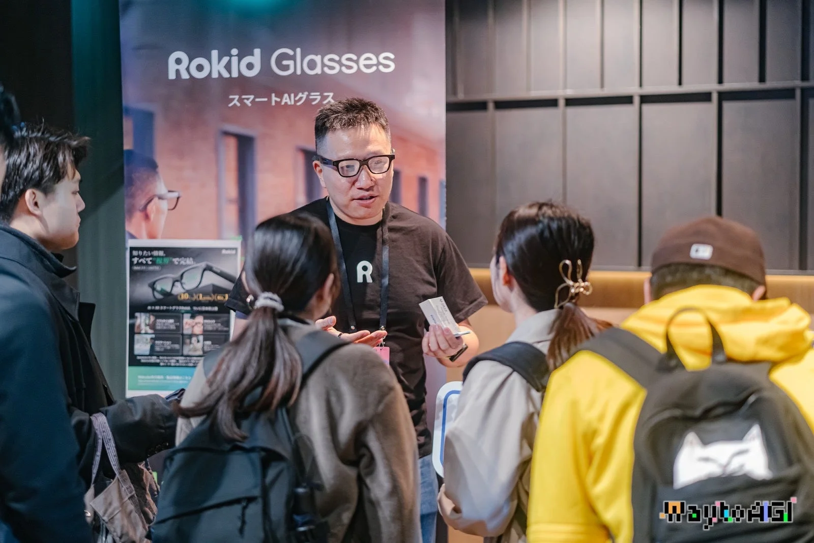 Rokid Glassesの展示ブースで説明を受ける参加者