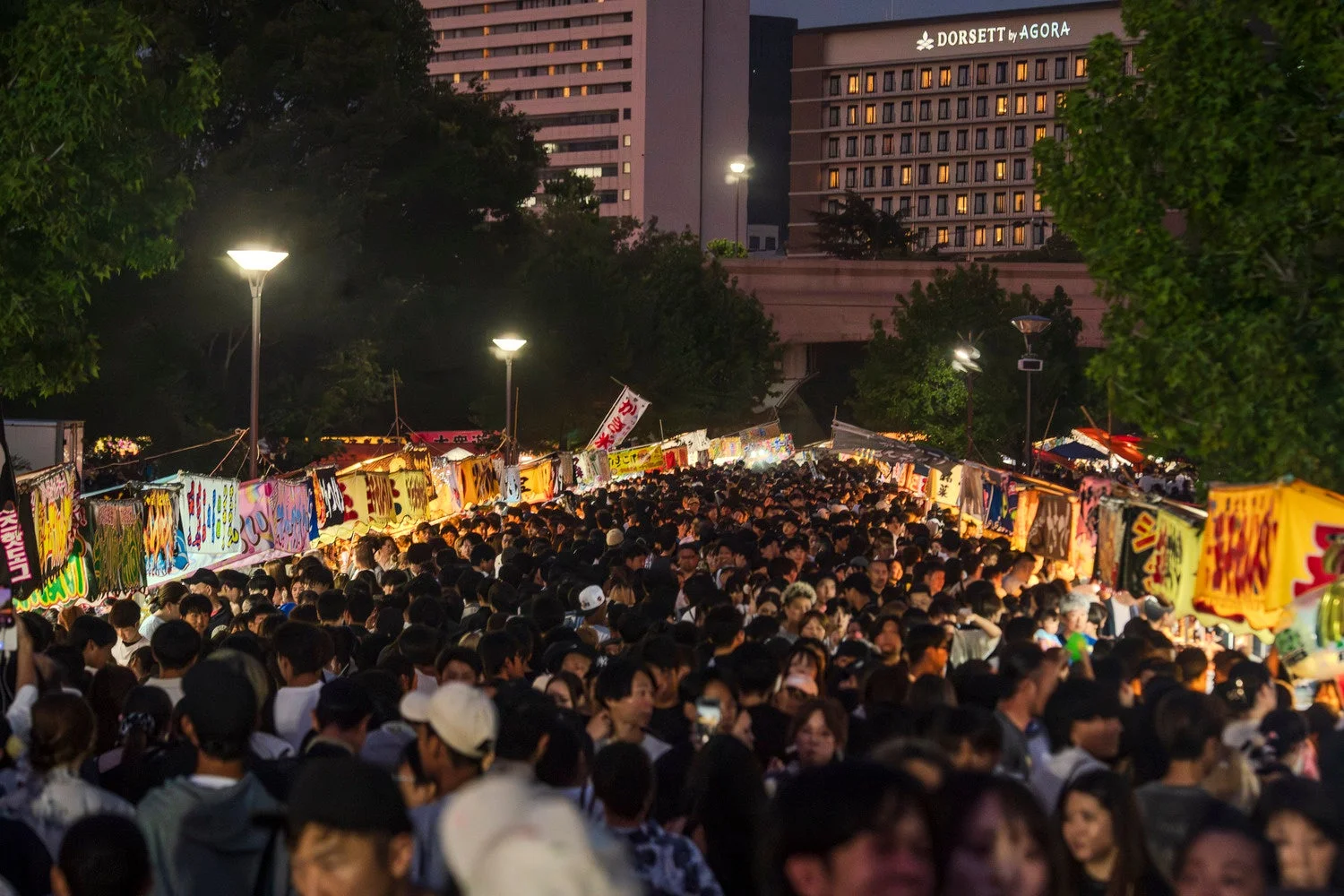 夜の祭りの屋台