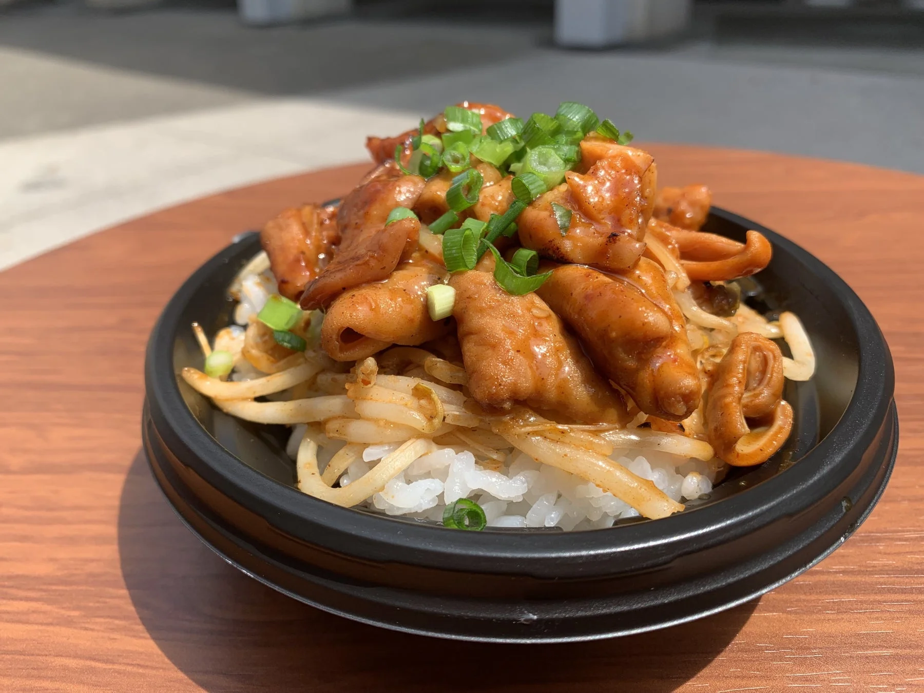 ホルモンとモヤシの丼ぶり