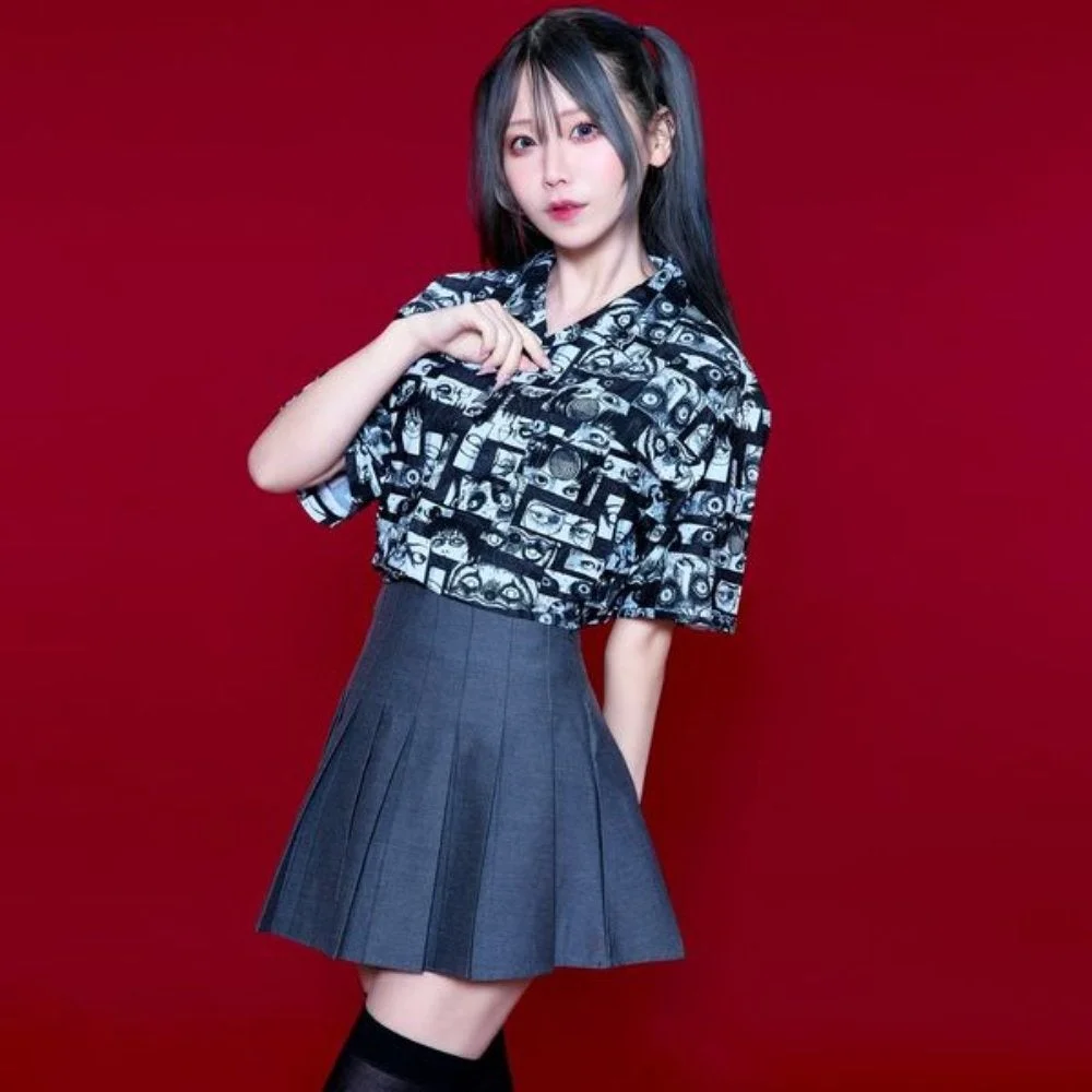 女性,人物,ファッション,ツインテール,プリーツスカート,クロップトップ,赤背景,モデル,アニメ風,漫画風,目の柄