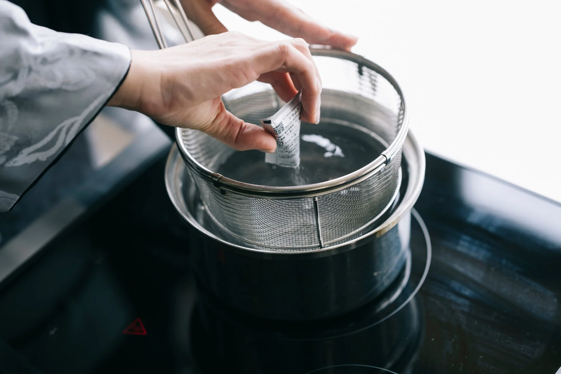 調理中の鍋とざる