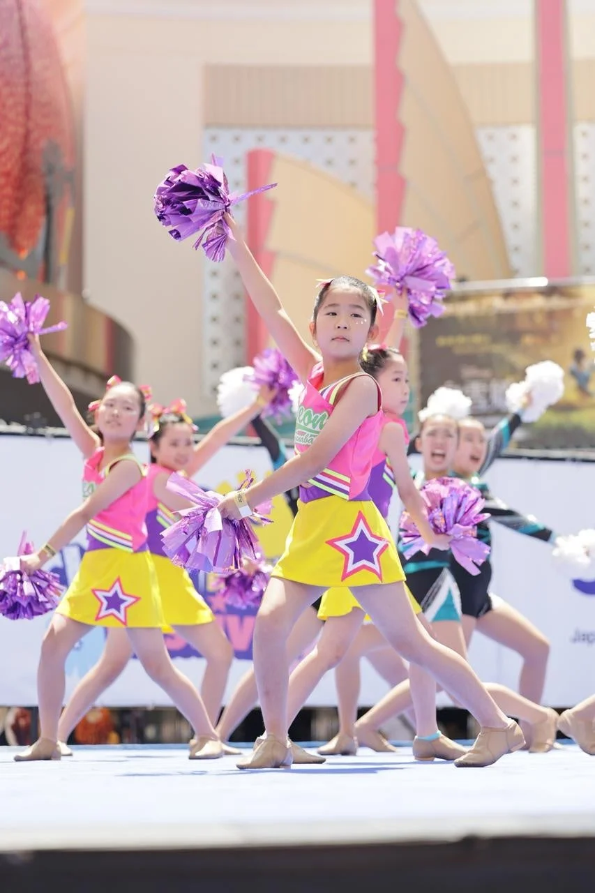 少女たちのチアリーディング、ピンクと黄色衣装