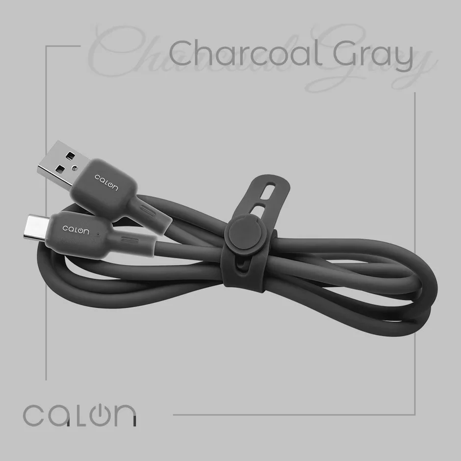 「calon」ブランドのチャコールグレーのUSB-A to USB-Cケーブルが、ケーブルタイで綺麗にまとめられている様子です。