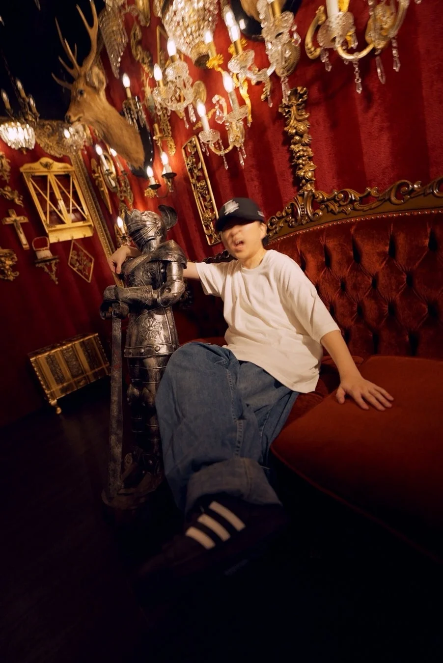 豪華な部屋でポーズをとる男性