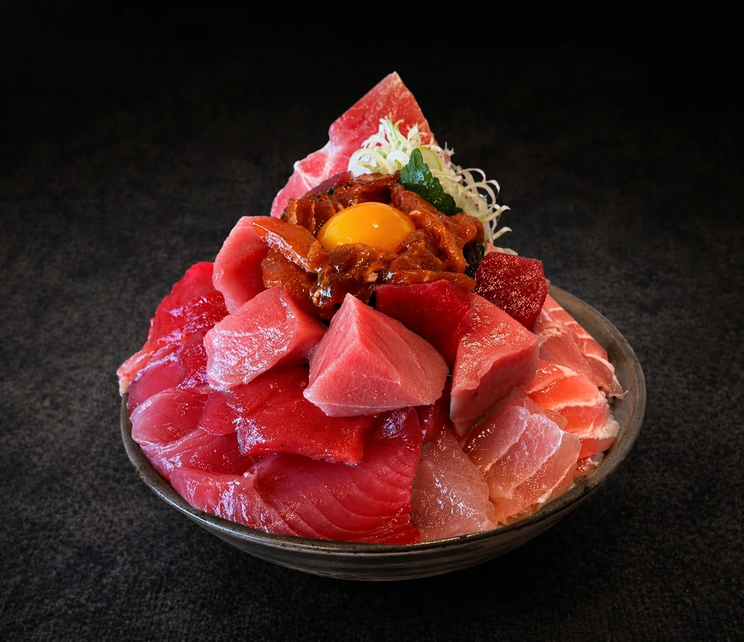 様々な部位のマグロが山盛りに盛り付けられた豪華なマグロ丼
