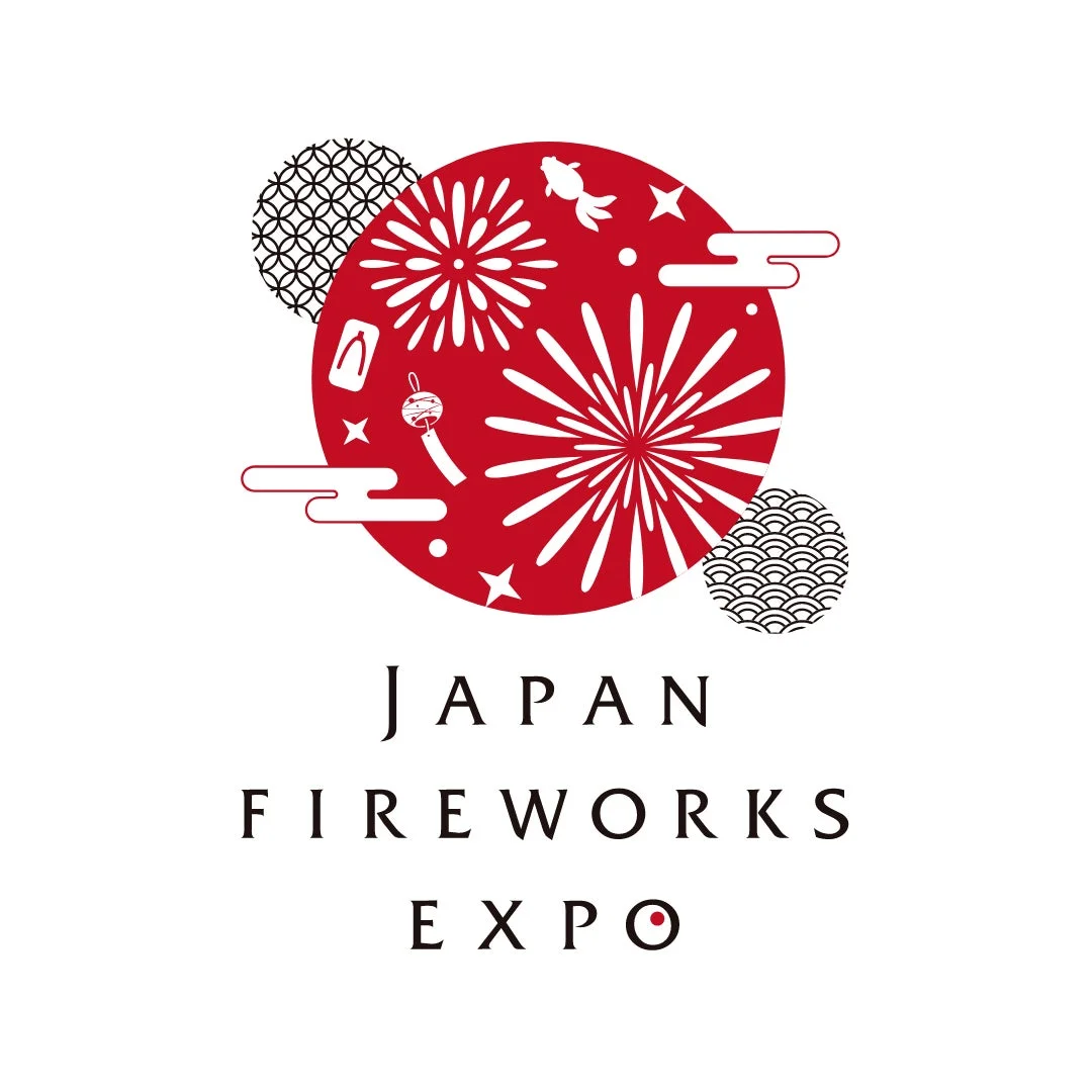 JAPAN FIREWORKS EXPOのロゴデザインです。赤色の円を基調に、花火、金魚、風鈴、下駄などの日本の夏の風物詩が描かれ、和柄が添えられています。
