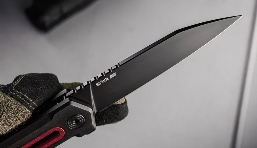 S35VNの刻印があるナイフ