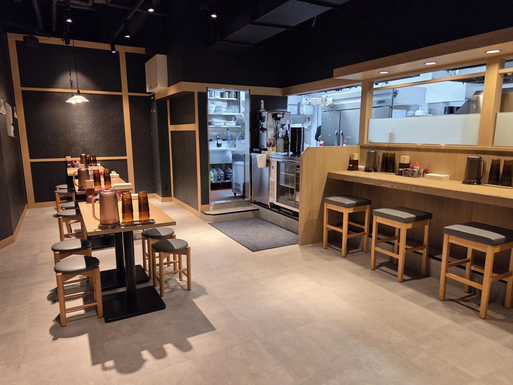 博多一黒丸 キャナルシティ博多店 店内テーブル席