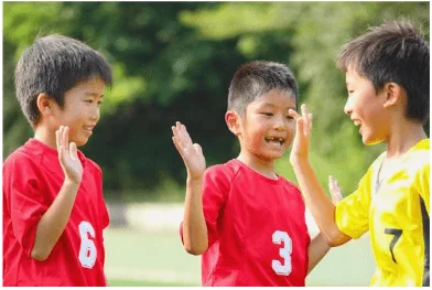 スポーツをする子どもたち