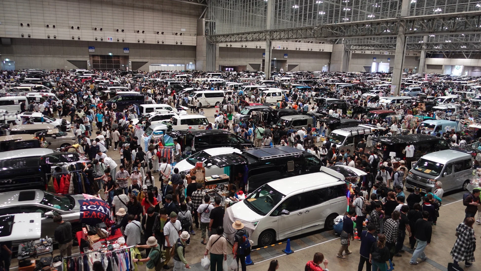 車出店で賑わうフリマ会場