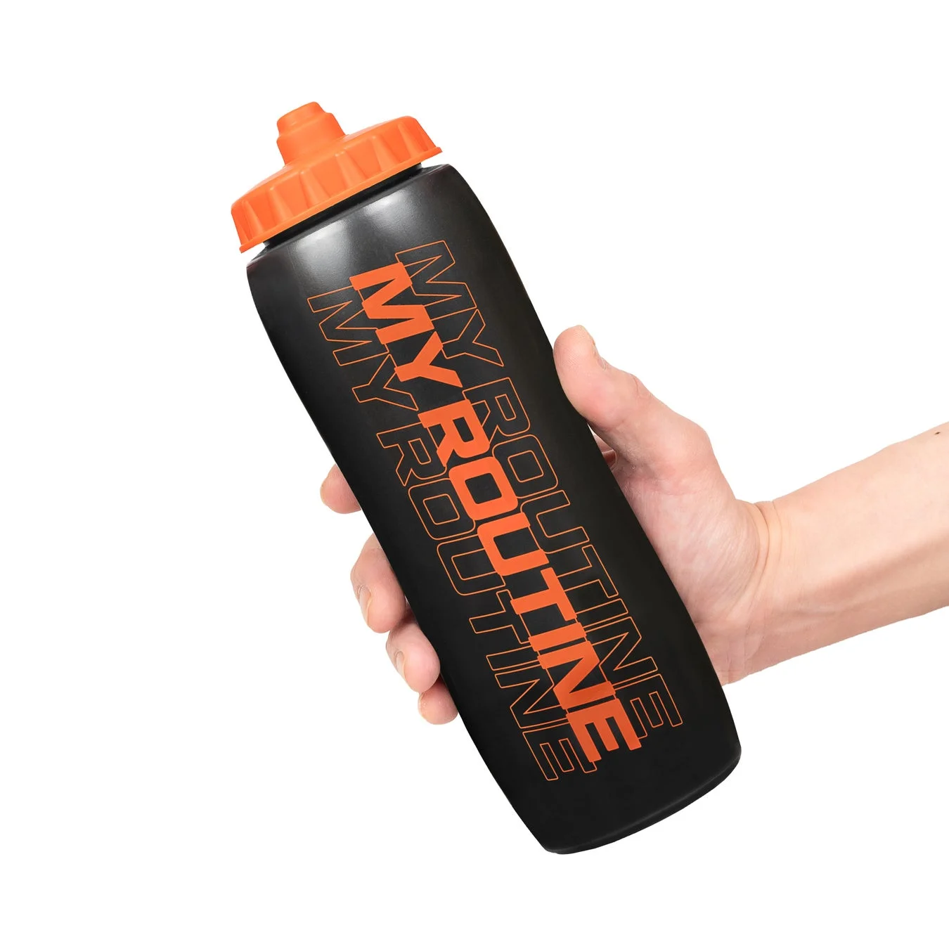 黒い本体とオレンジ色の蓋が特徴の「MY ROUTINE」と書かれたスポーツボトルを、手が持っている様子