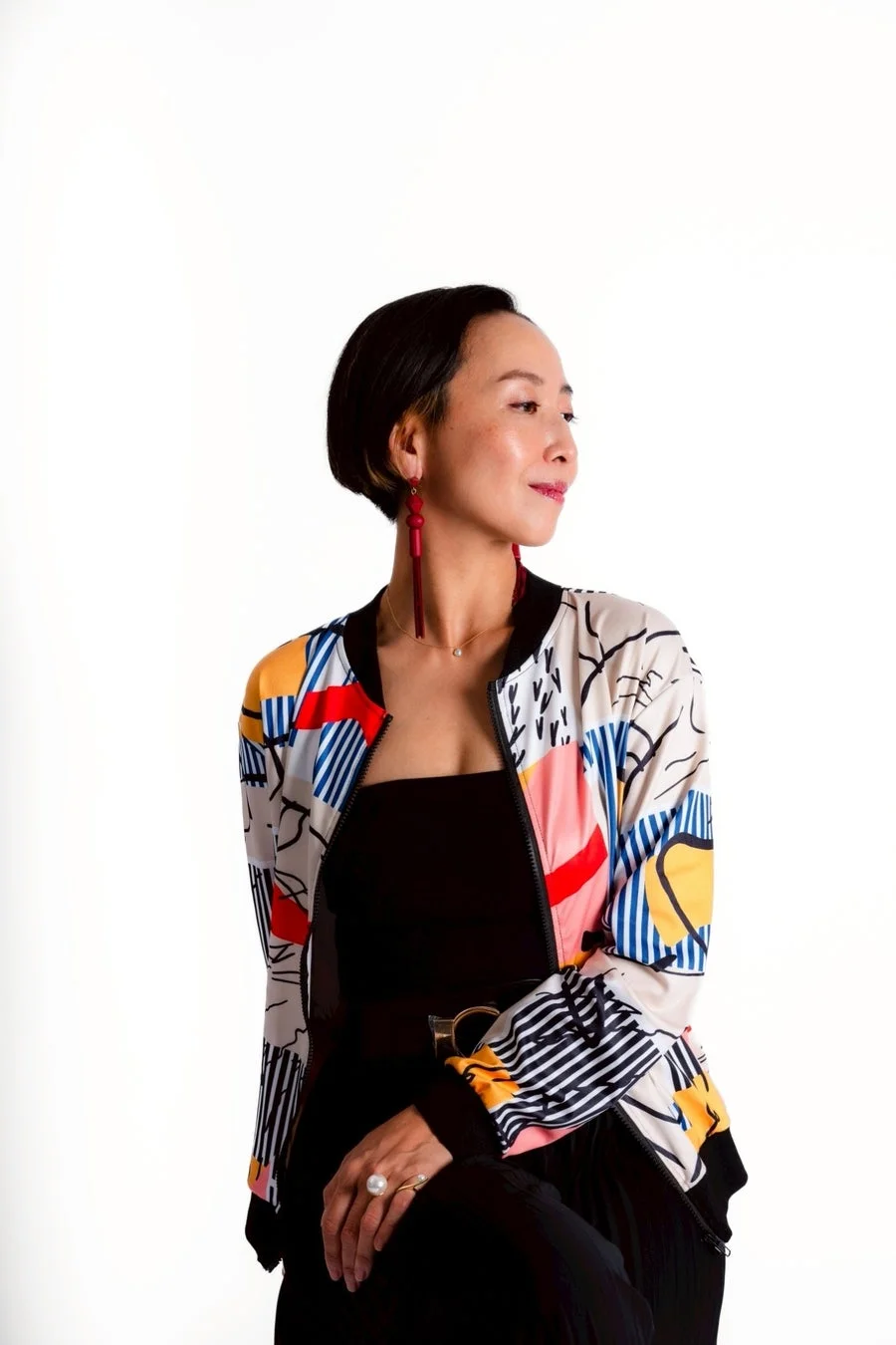 カラフルなジャケットを着た女性のポートレート