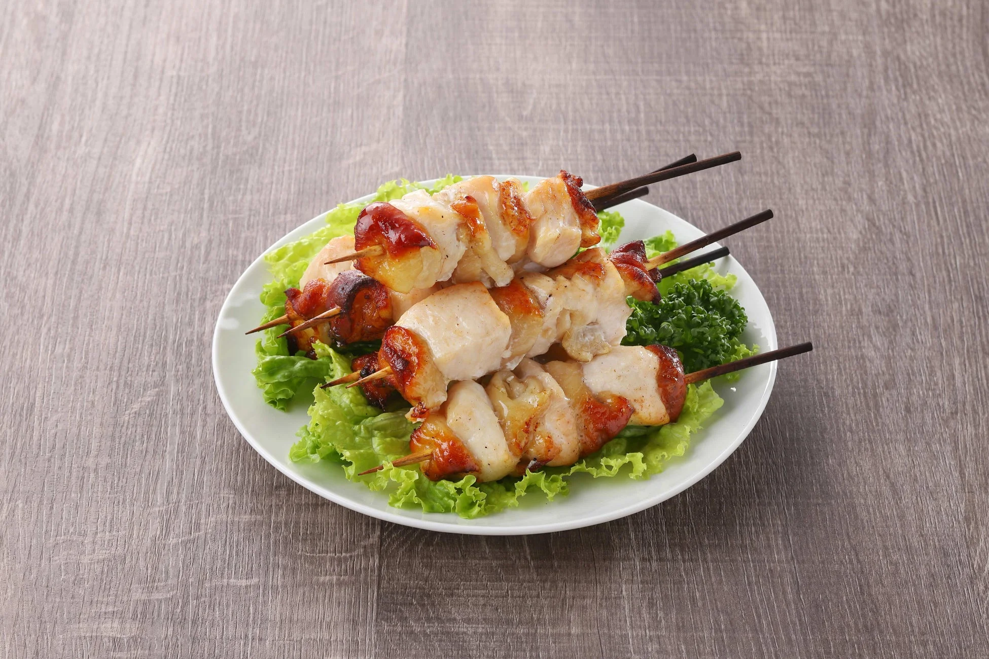 鶏肉の串焼きとサラダ
