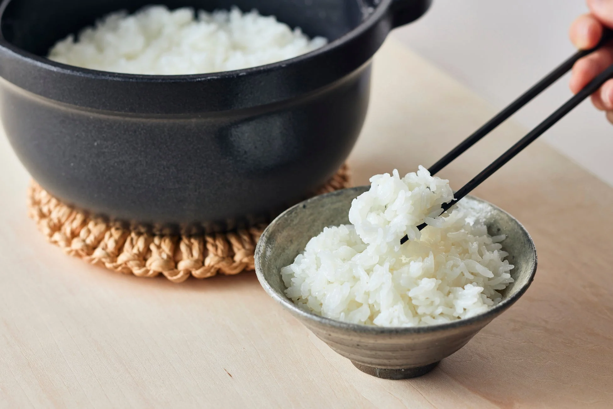 炊きたての白いご飯が土鍋と茶碗に盛られている様子