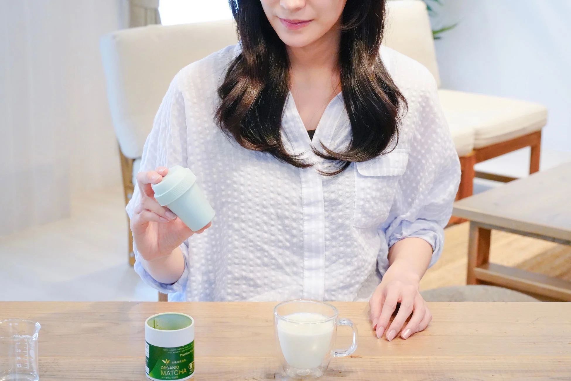 女性が抹茶ラテを準備する様子