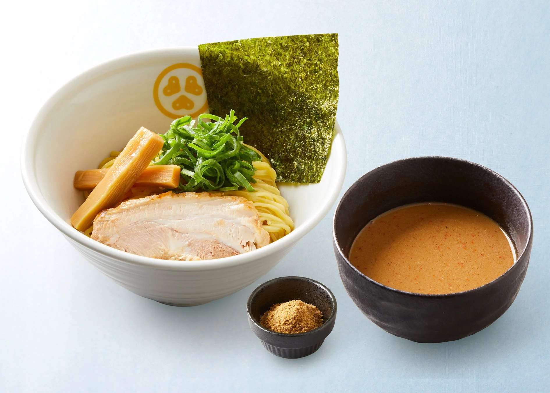 つけ麺の麺とつけ汁、トッピングのアップ。