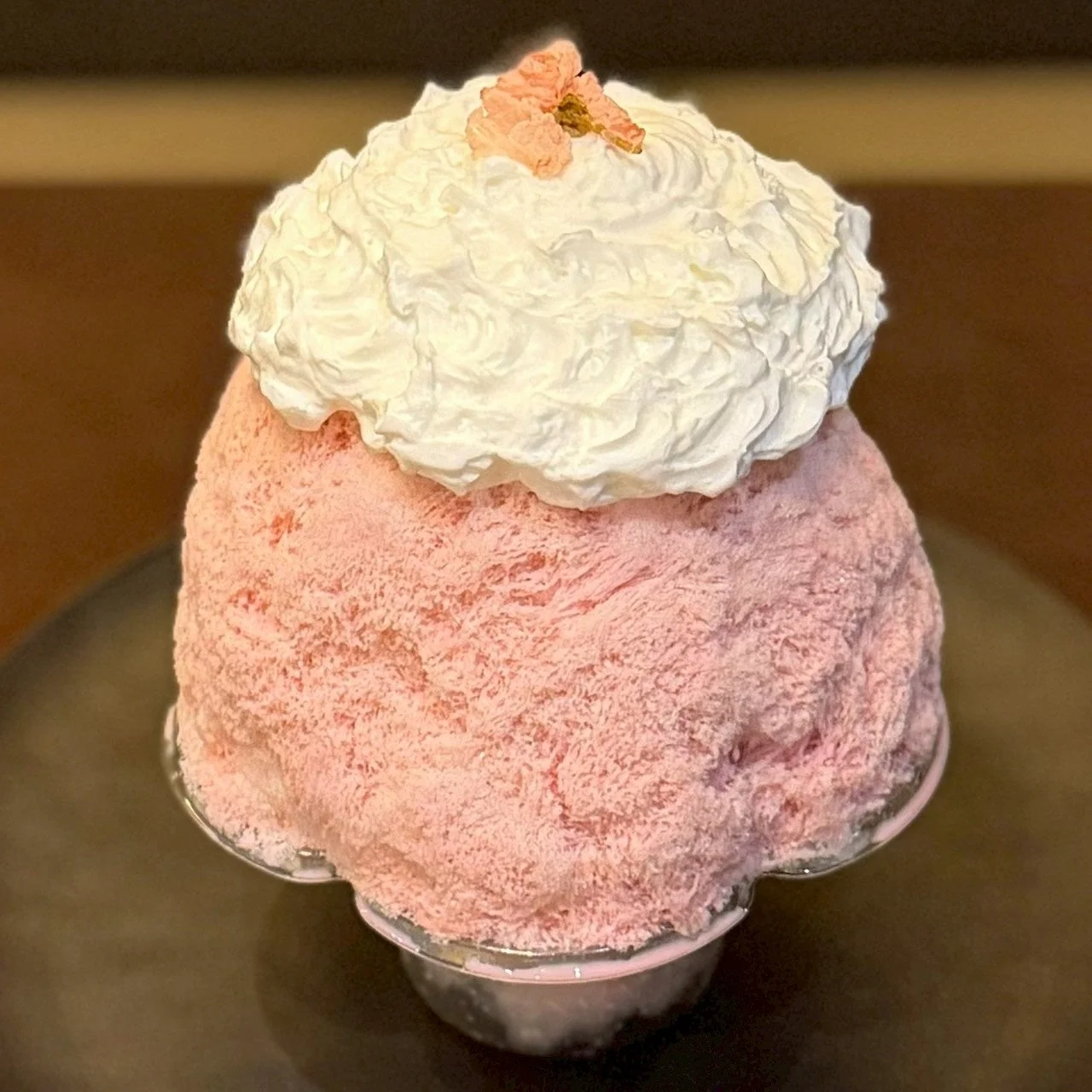 桜のような飾り付けのピンクのかき氷