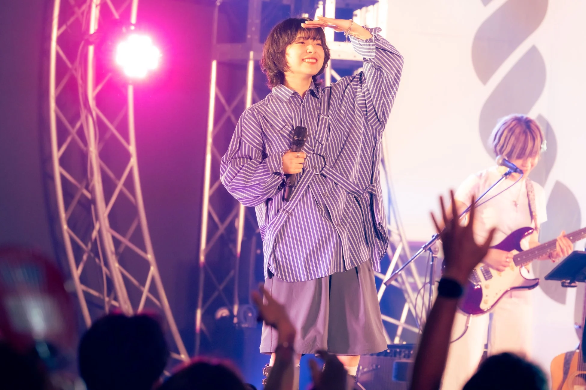 ライブステージで歌うボーカリスト