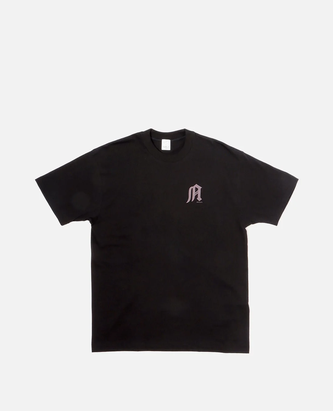 黒いTシャツの胸元に、スタイリッシュな「M」のロゴがデザインされた画像