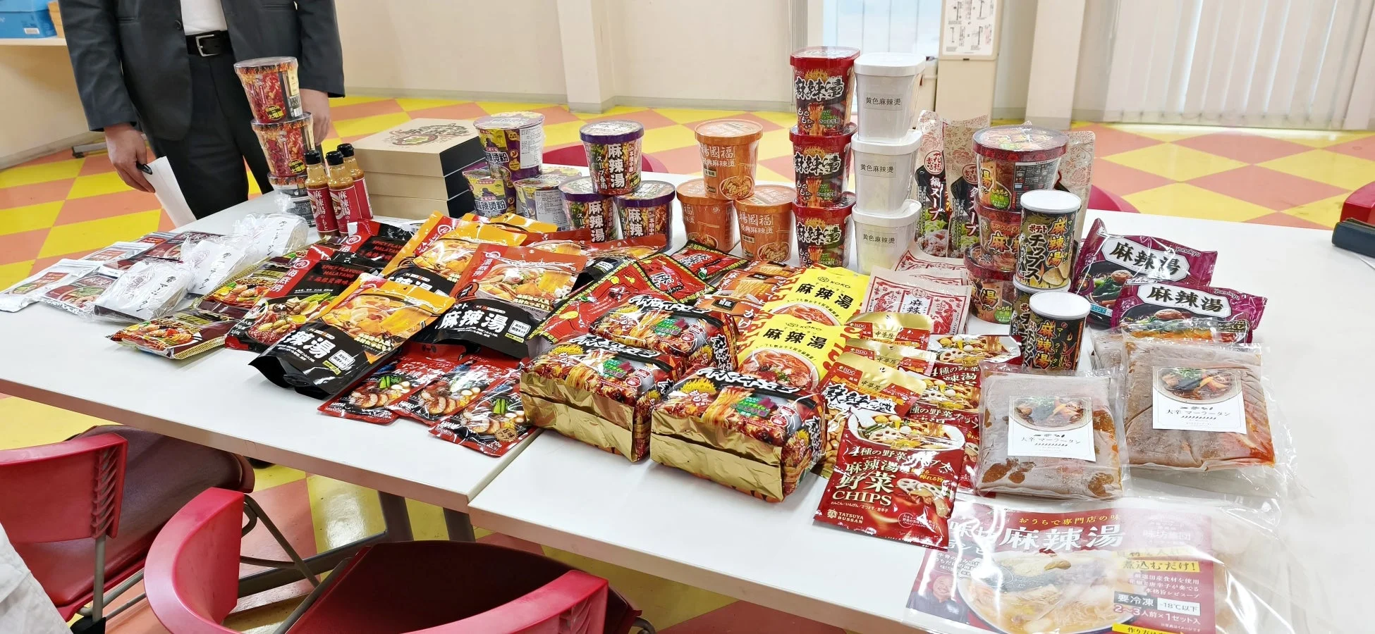 麻辣湯の商品が並ぶ