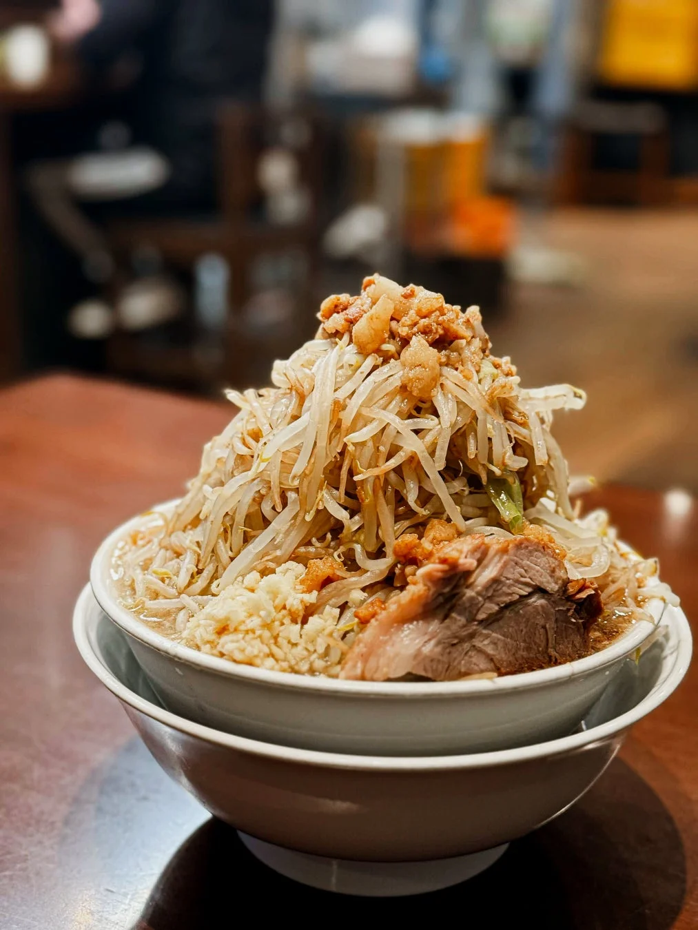 山盛りのもやしと豚肉、刻みにんにくが特徴の、ボリュームたっぷりの二郎系ラーメン