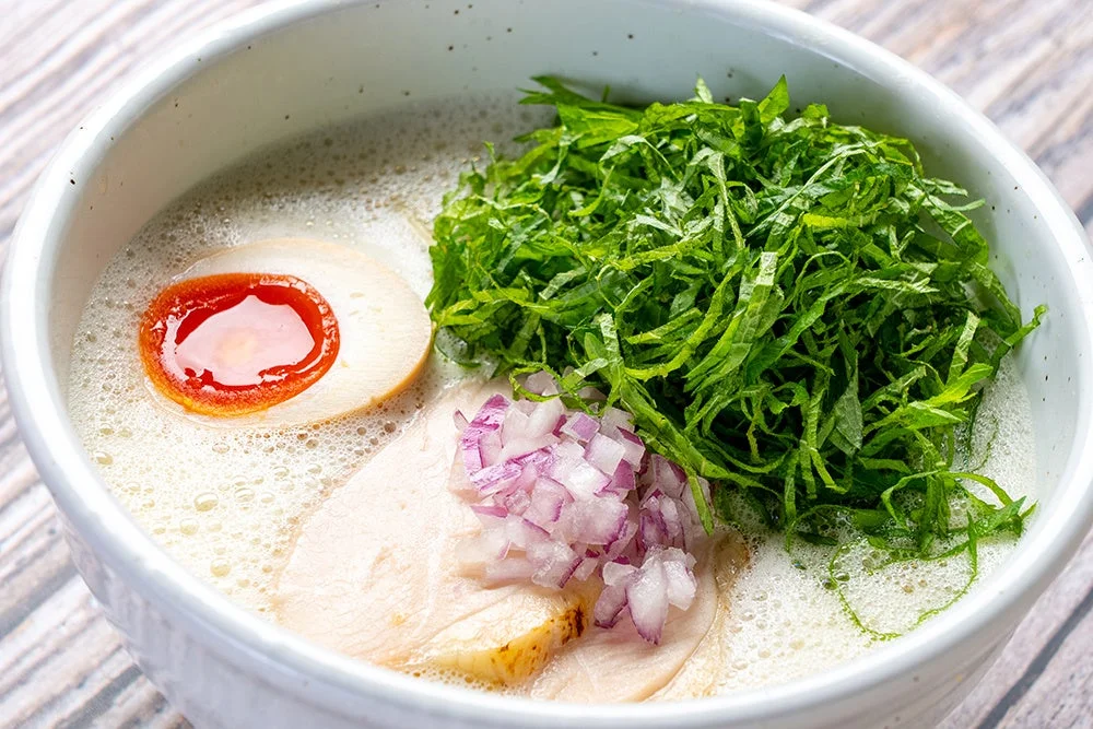 泡立つ白いスープのラーメン