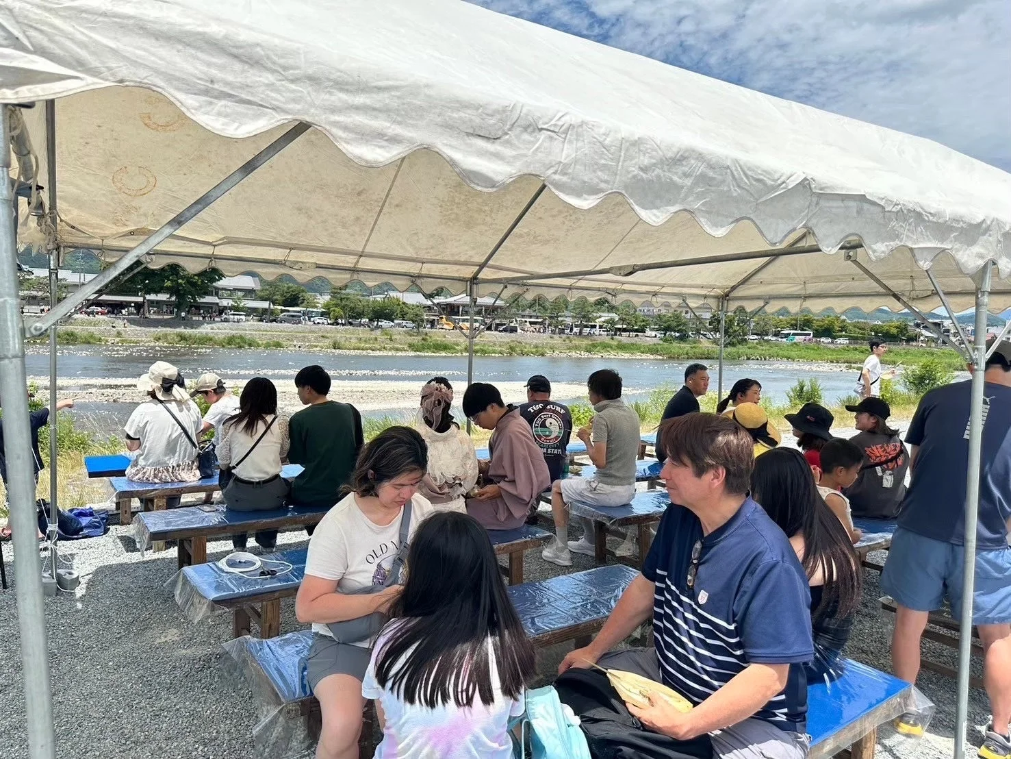 川辺のテント