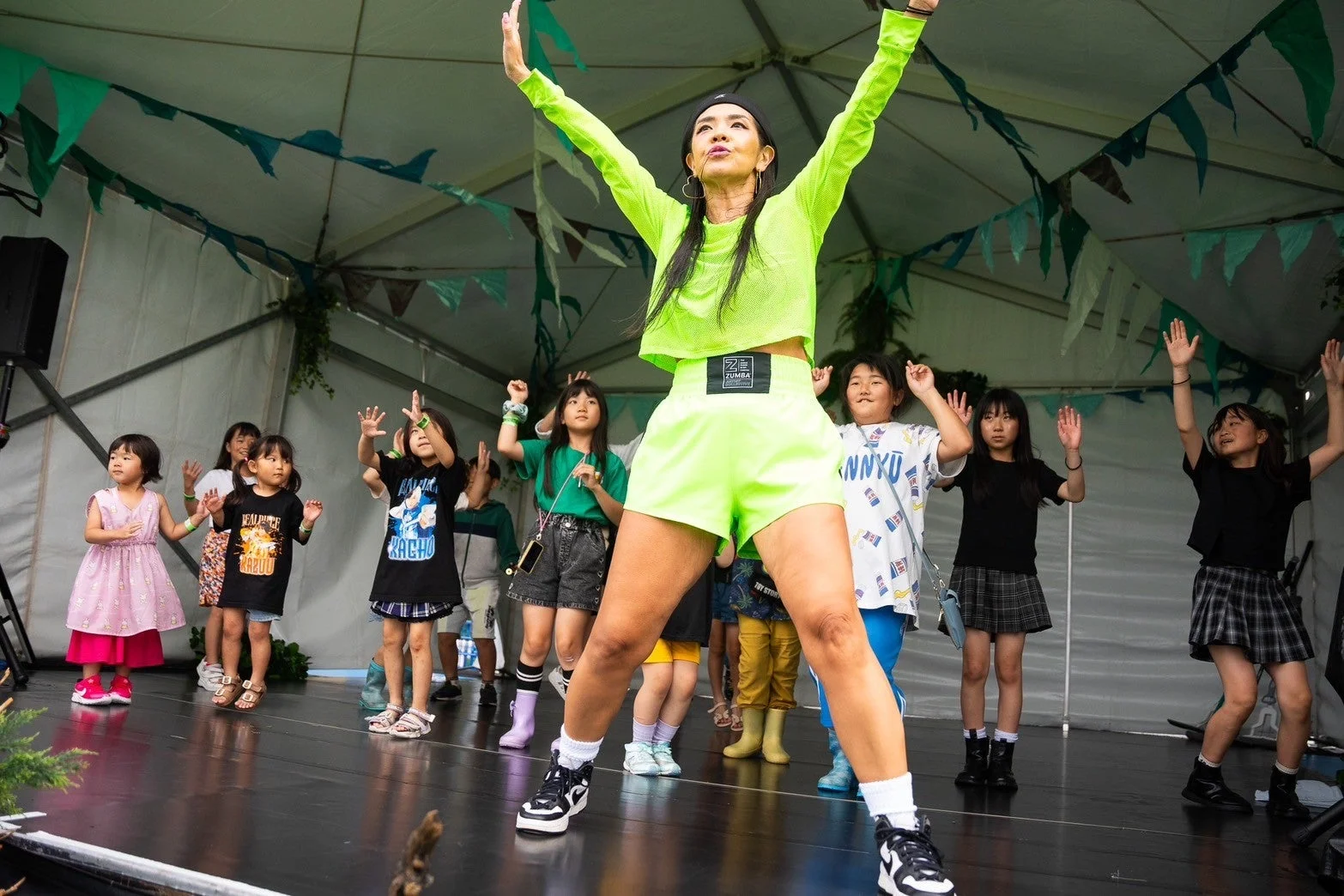子供たちとダンスをするインストラクター