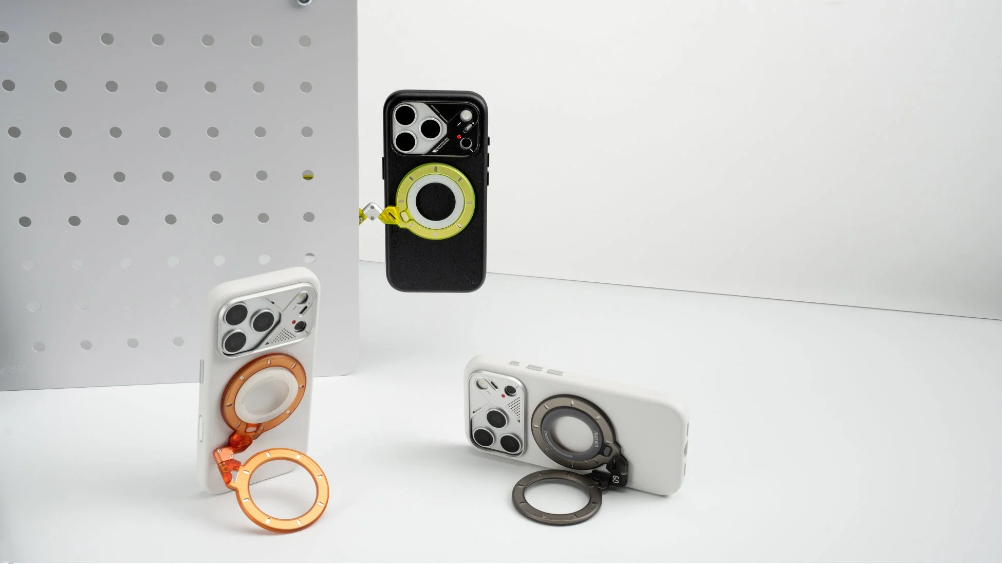 白い背景に、マグネット式のリングホルダーが装着された3つのスマートフォンケース