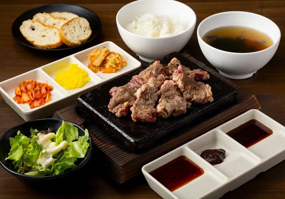 ご飯やスープ、小鉢が並ぶ食事風景