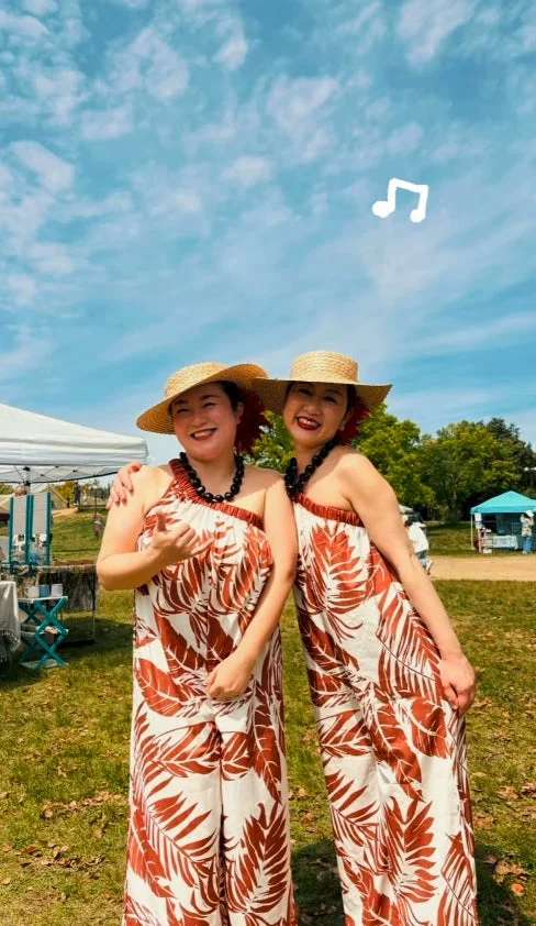屋外で楽しむフラダンサー