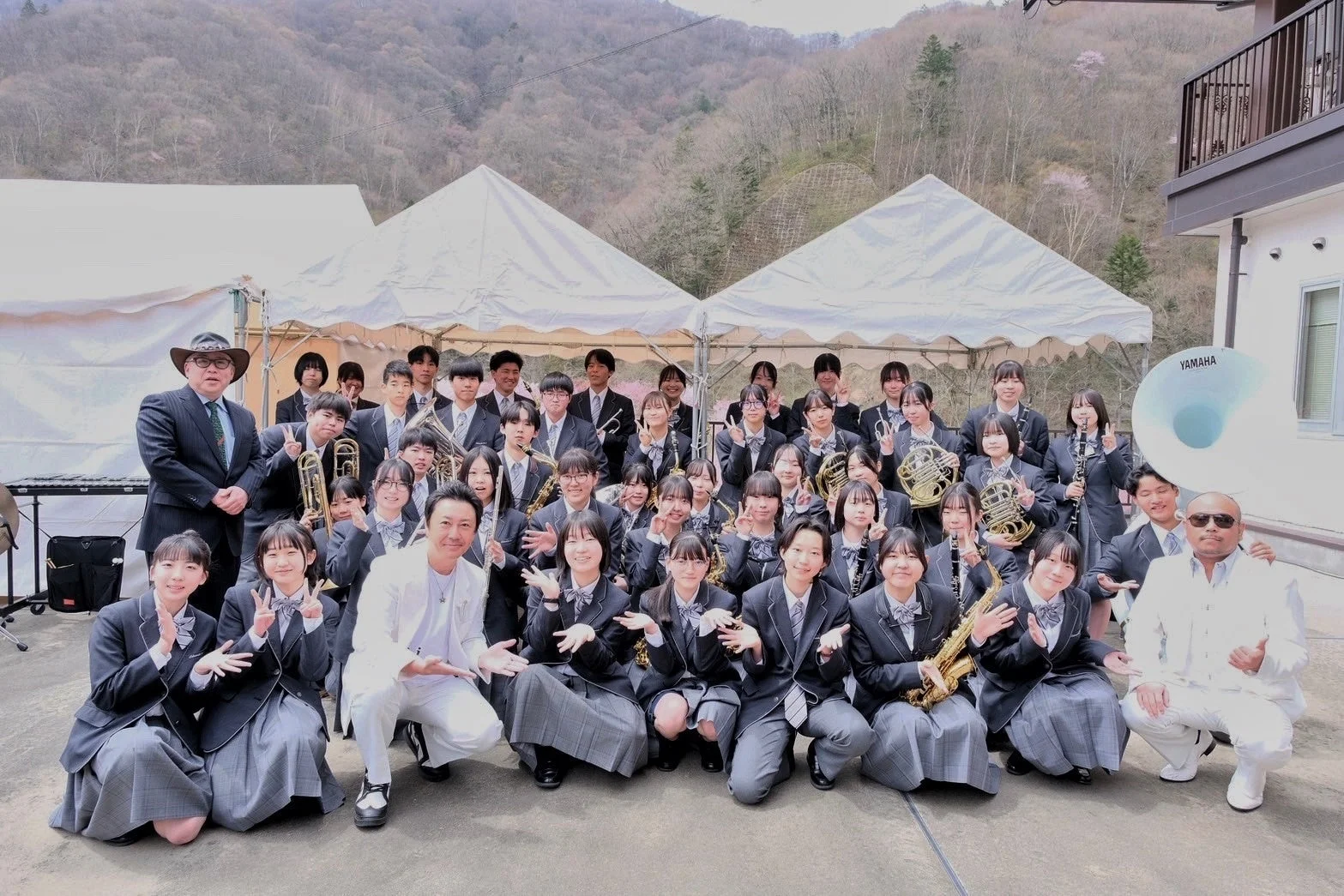 高山西高等学校ウインドアンサンブル部とダブルネームの集合写真