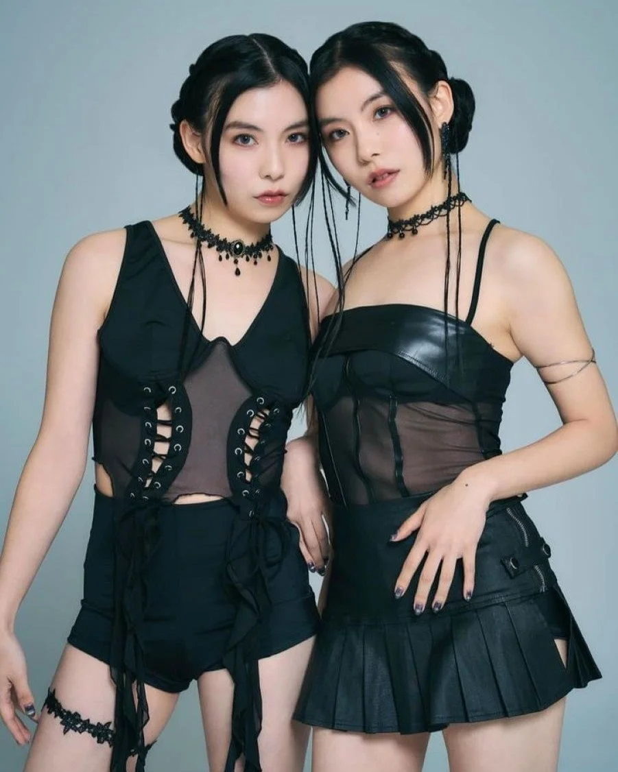 黒い衣装の若い女性2人のポートレート