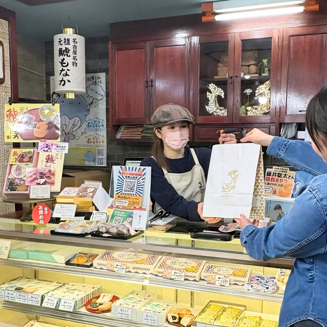 和菓子店の店頭で接客する様子