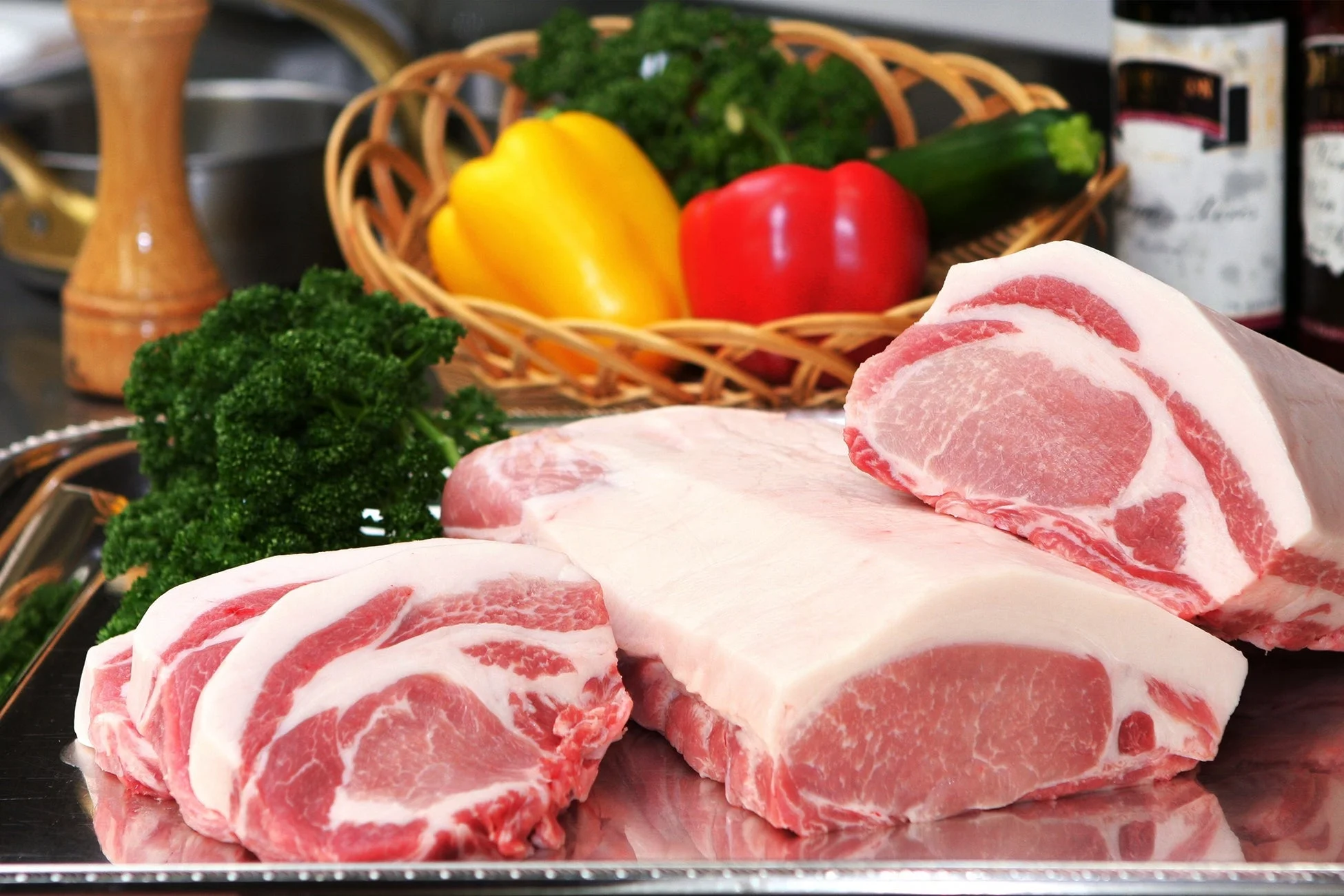 豚肉の塊とカットされた肉