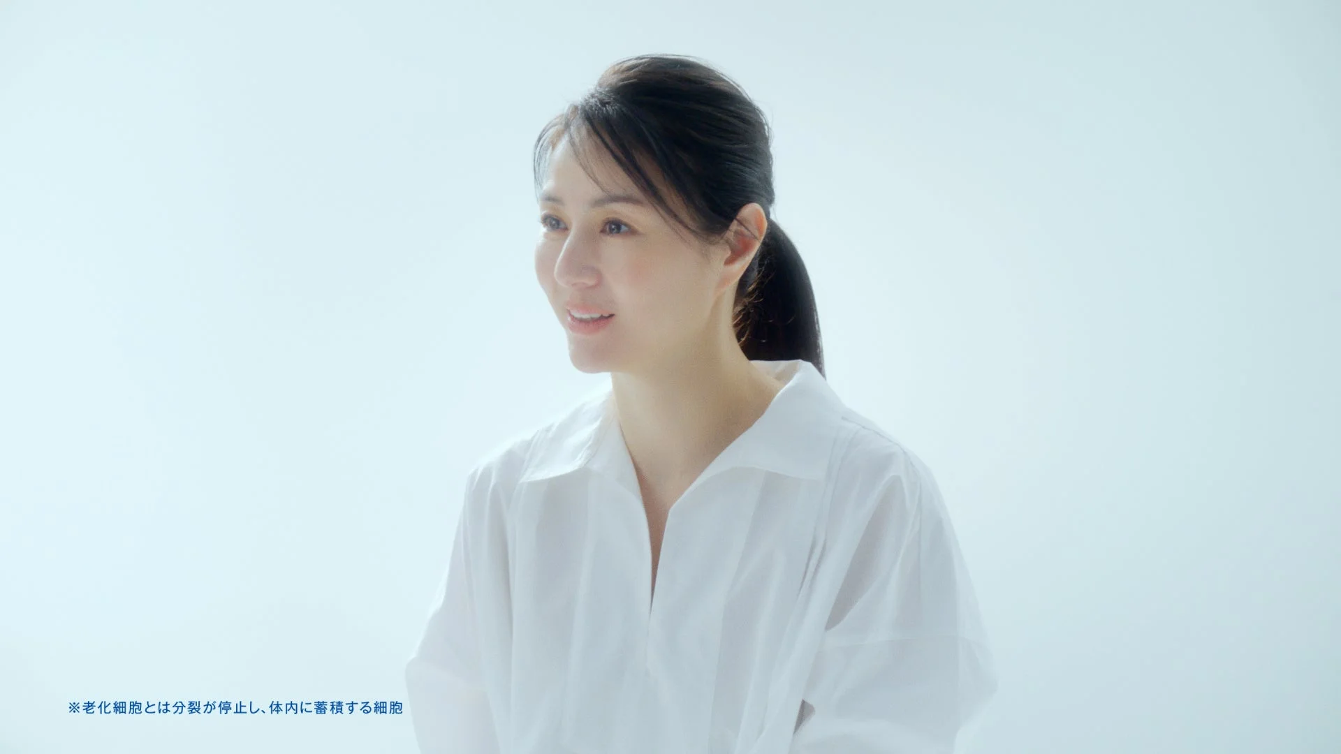 井川遥さんの白シャツ笑顔