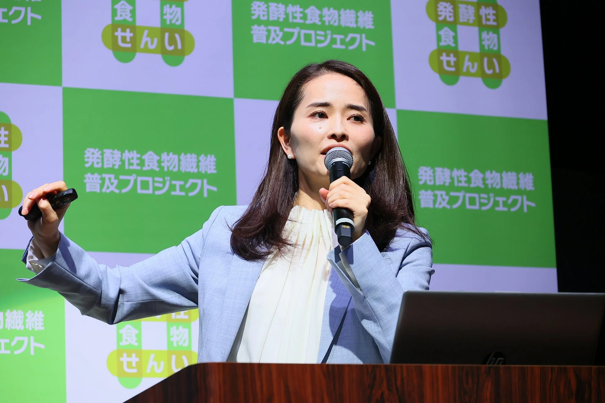 講演を行う山﨑まいこ先生