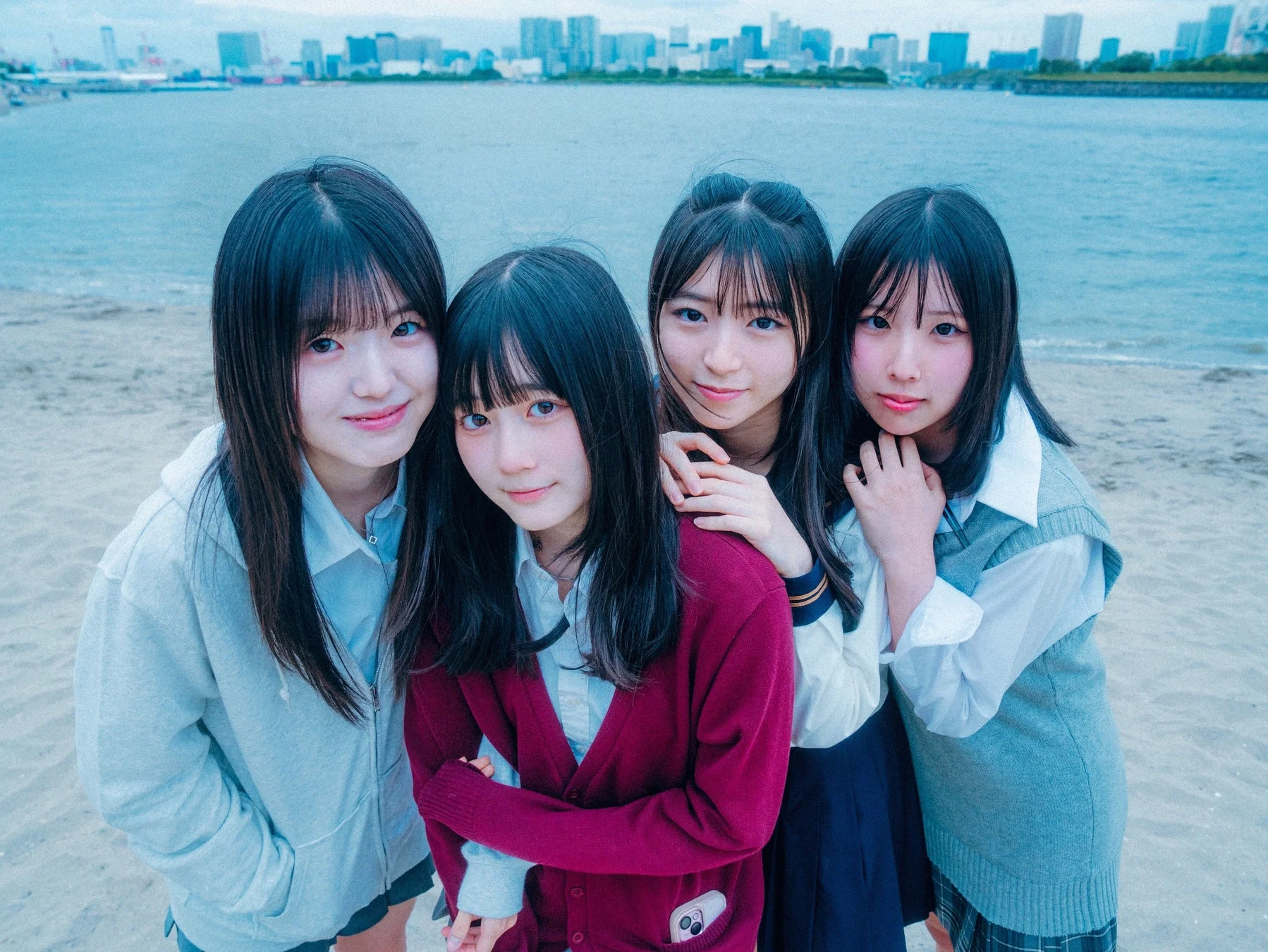 海辺の女性グループ