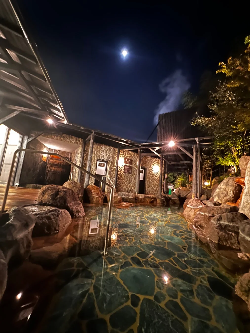 月明かりが照らす夜の露天風呂