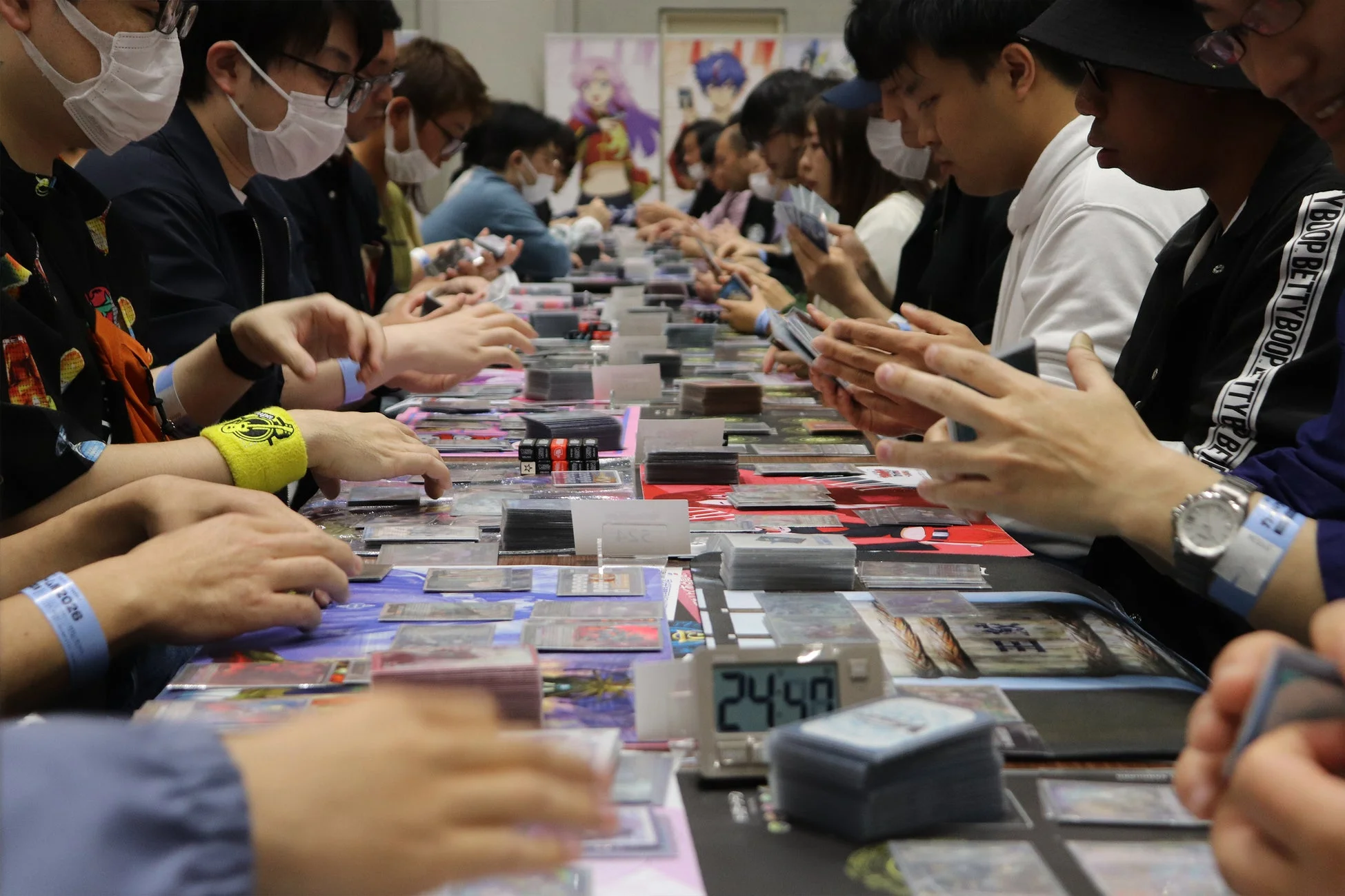 カードゲーム対戦に熱中する参加者