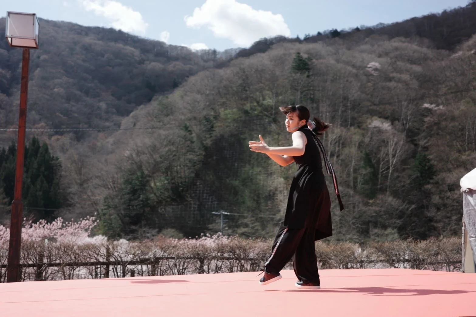 屋外ステージで踊る女性パフォーマー